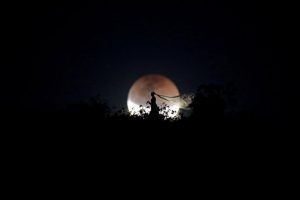 Ay tutulması tablo resim gece kadın 